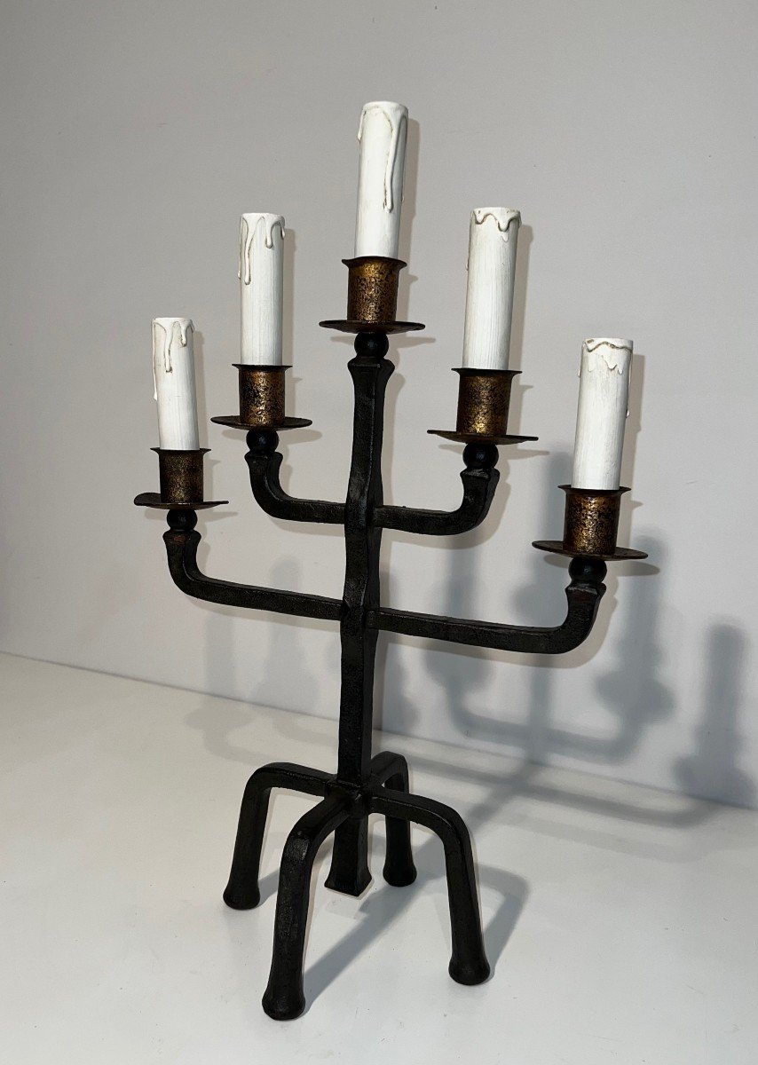 Paire De Candélabres En Fer Forgé à 5 Bras De Lumière Patinés Et Dorés. Travail Français. -photo-1