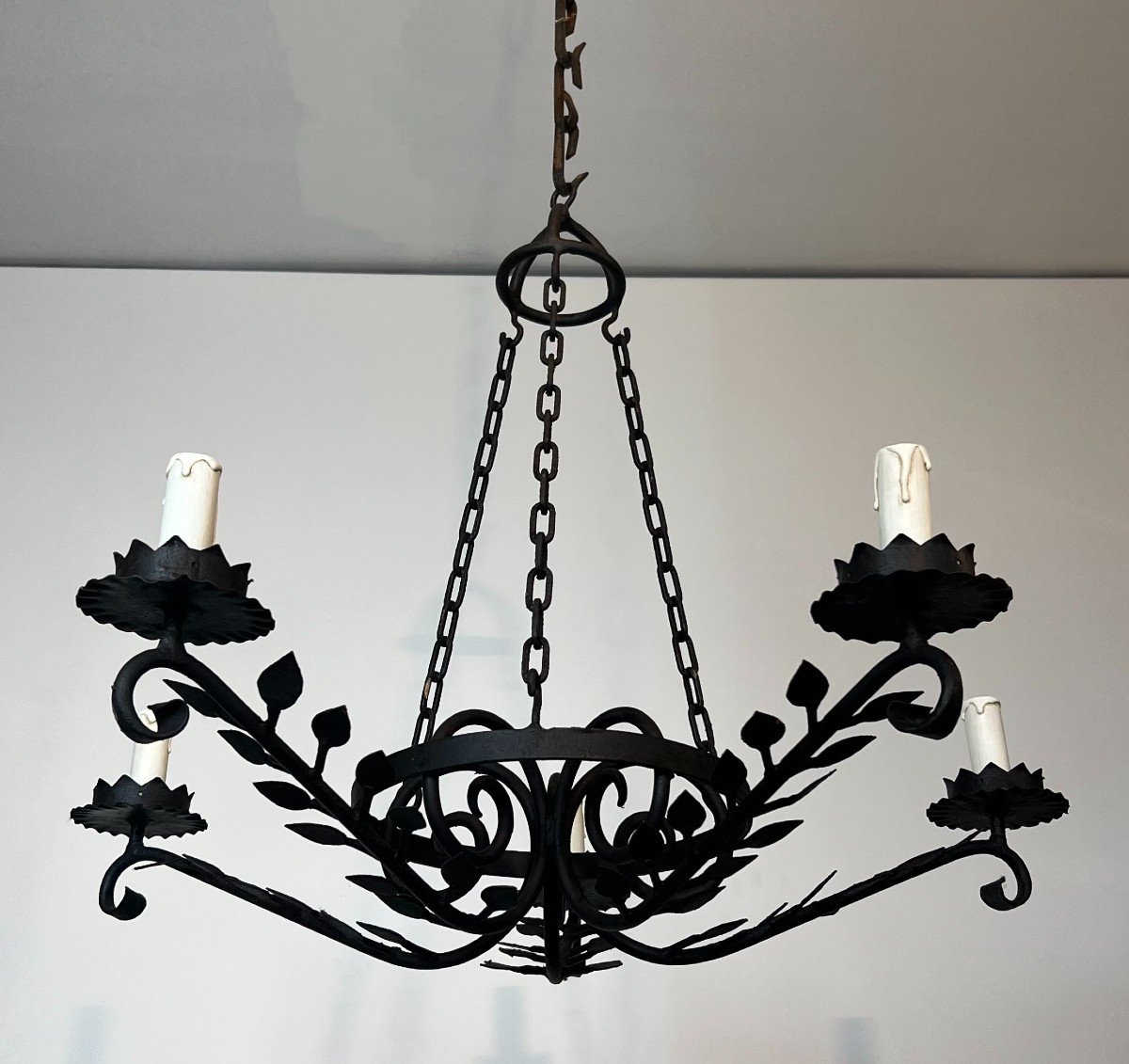 Lustre En Fer Forgé à 5 Bras De Lumières à Décors De Feuilles. Travail Français. Vers 1950