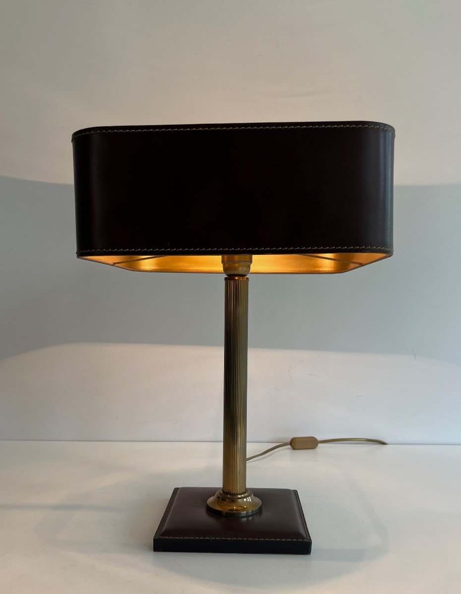 Lampe De Bureau En Cuir Marron Et Laiton. Travail Français Dans Le Goût De Jacques Adnet-photo-2