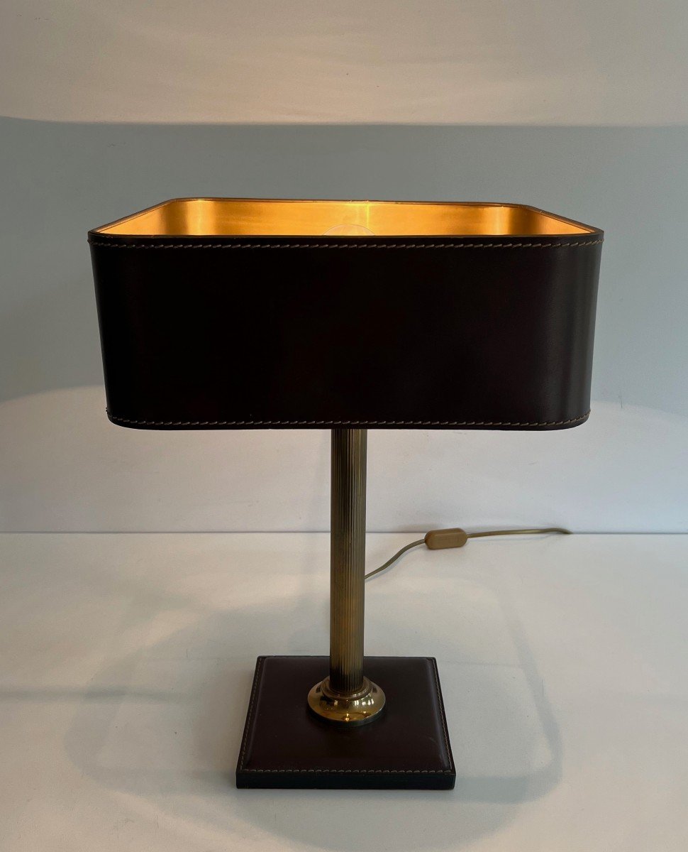 Lampe De Bureau En Cuir Marron Et Laiton. Travail Français Dans Le Goût De Jacques Adnet