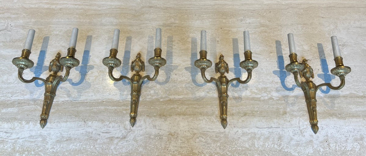 Suite de Quatre Appliques en Bronze de Style Louis XVI