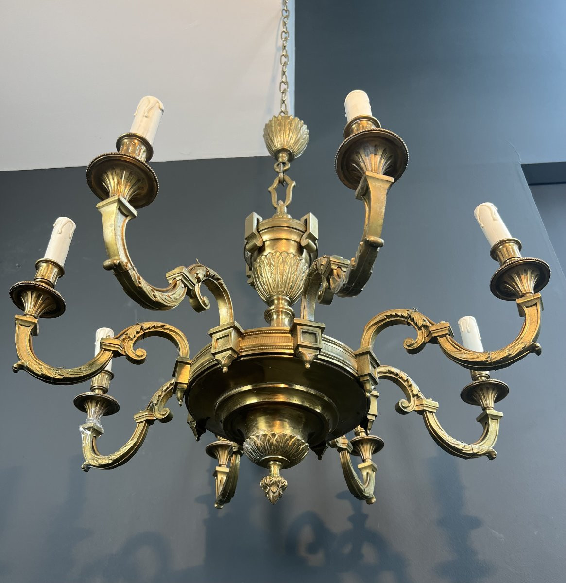 Important Lustre en bronze ciselé à 8 bras de lumière. Travail Français de style Louis XVI -photo-2