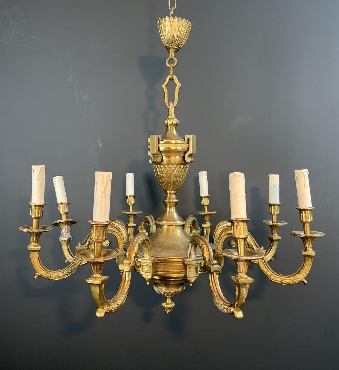 Important Lustre en bronze ciselé à 8 bras de lumière. Travail Français de style Louis XVI -photo-3
