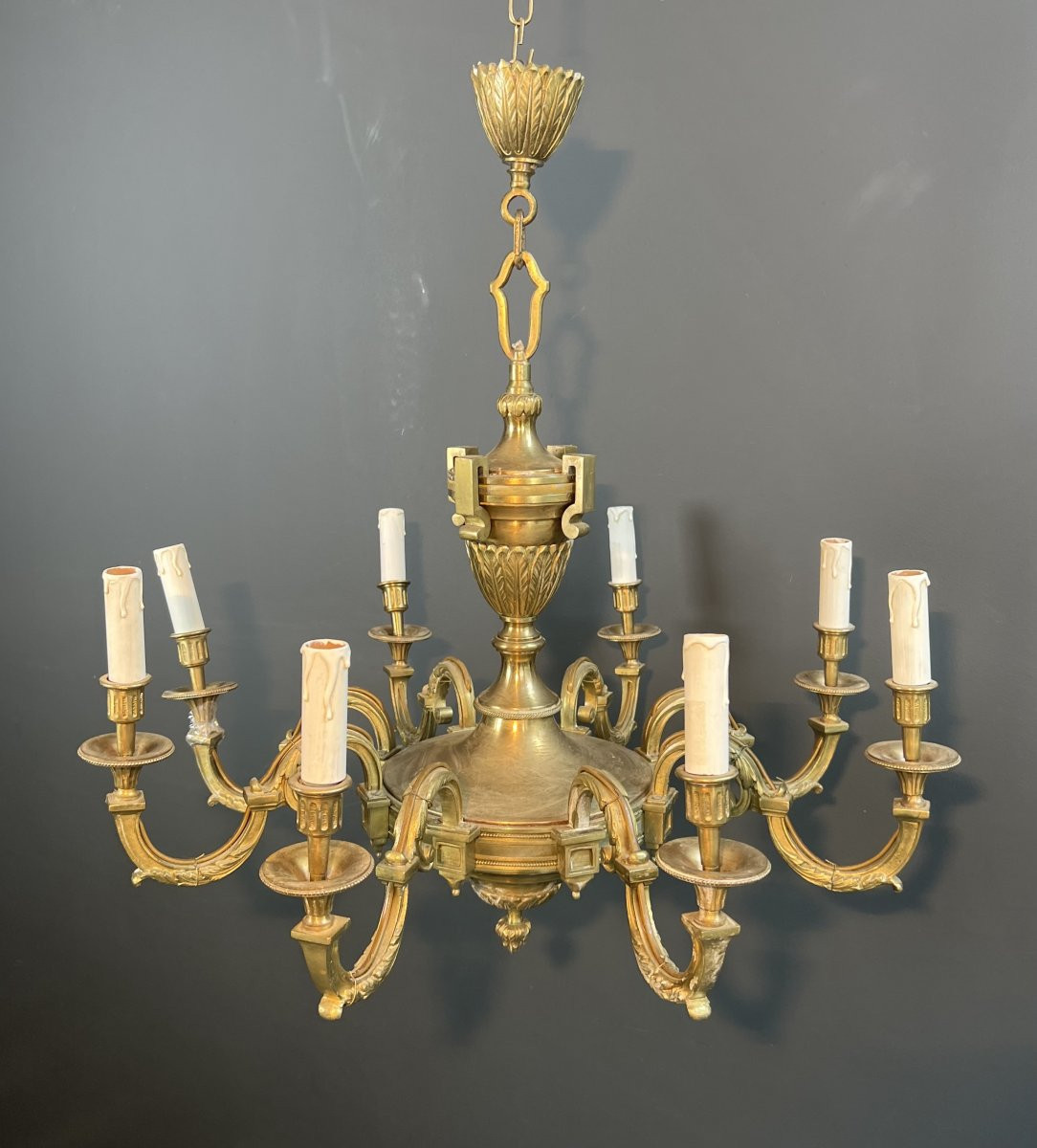 Important Lustre en bronze ciselé à 8 bras de lumière. Travail Français de style Louis XVI -photo-4