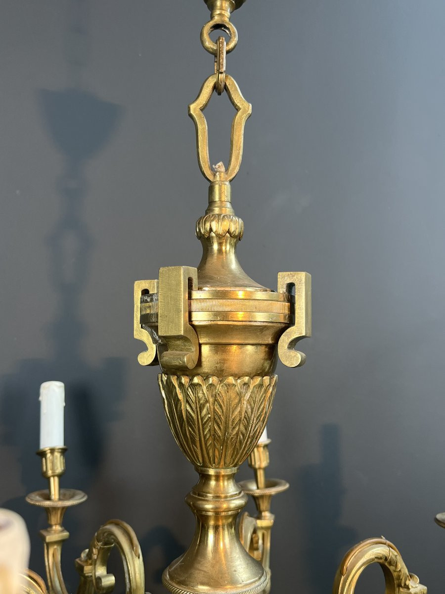 Important Lustre en bronze ciselé à 8 bras de lumière. Travail Français de style Louis XVI -photo-3