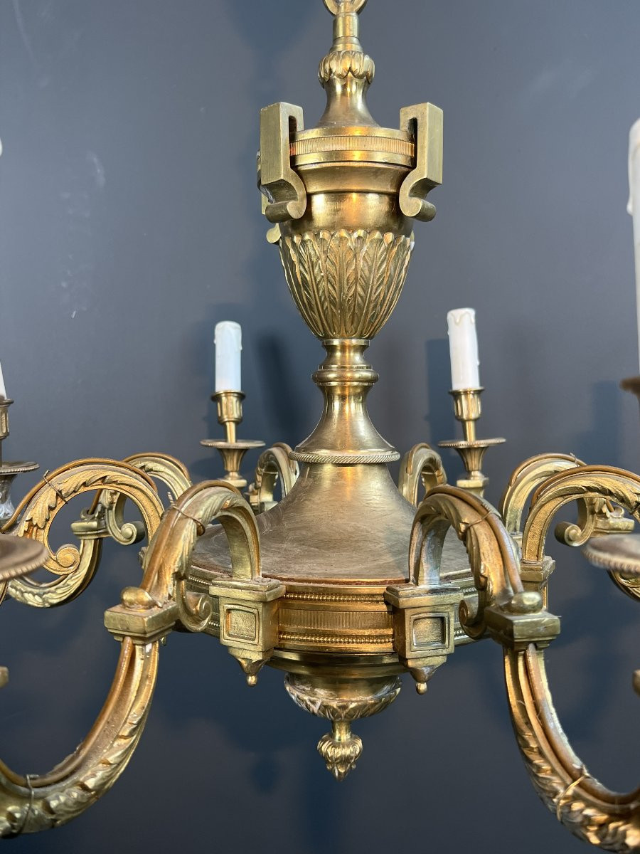 Important Lustre en bronze ciselé à 8 bras de lumière. Travail Français de style Louis XVI -photo-4