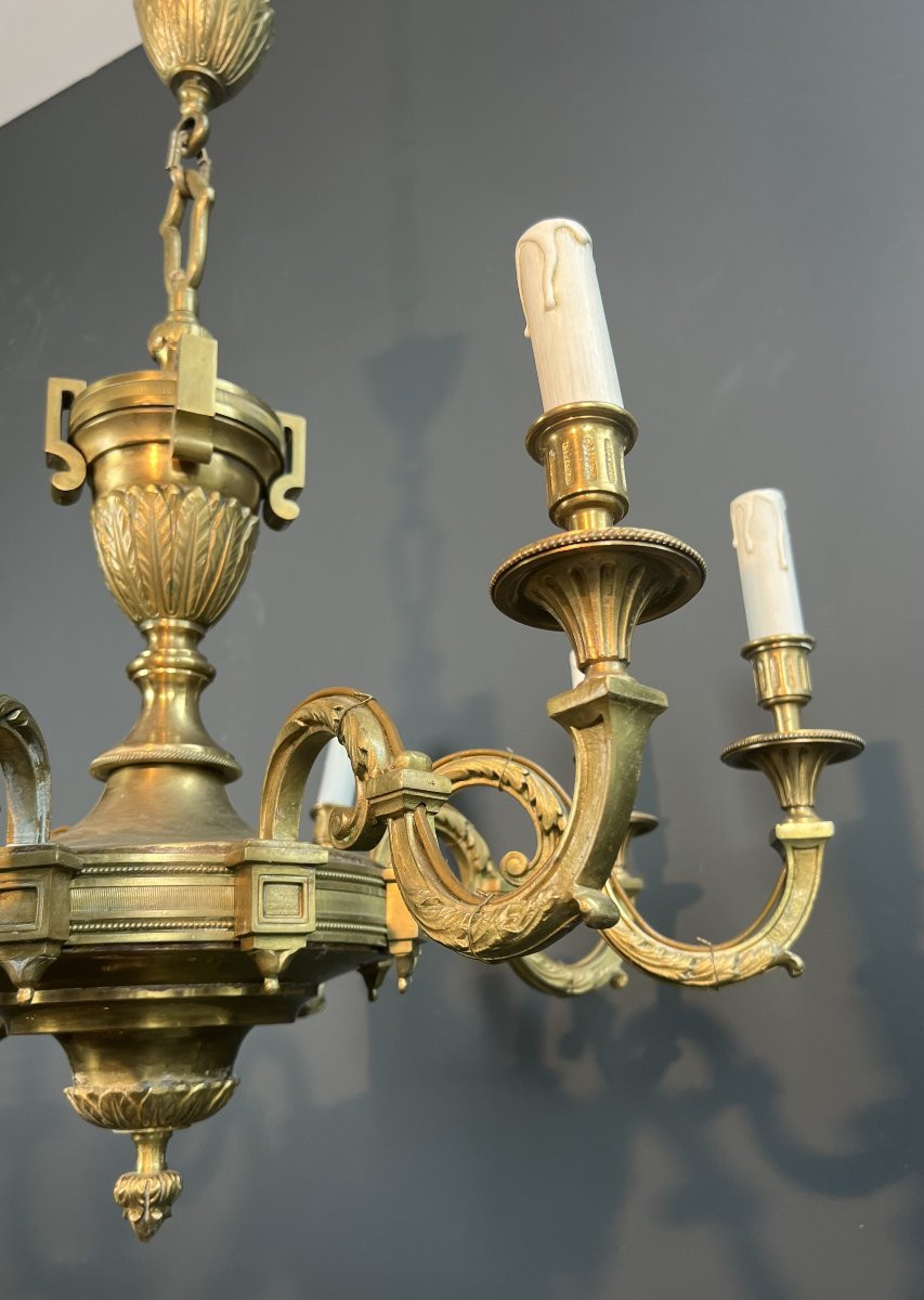 Important Lustre en bronze ciselé à 8 bras de lumière. Travail Français de style Louis XVI -photo-7