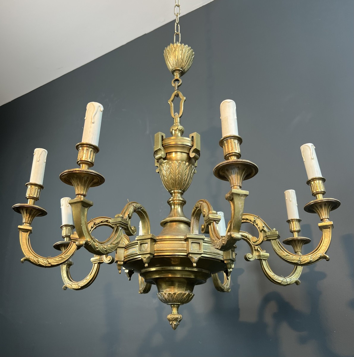 Important Lustre en bronze ciselé à 8 bras de lumière. Travail Français de style Louis XVI 
