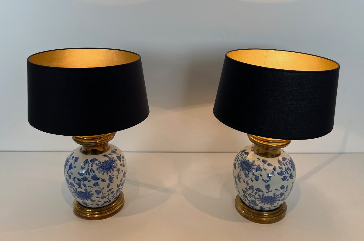 Paire de lampes en porcelaine à décors chinoisants dans les tons bleus et blancs et laiton. -photo-7