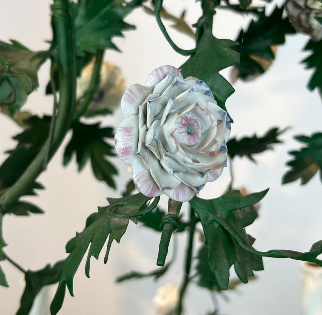 Important Lustre Corbeille en Feuillage de Métal Laqué Vert et Fleurs de Porcelaine de Meissen -photo-6