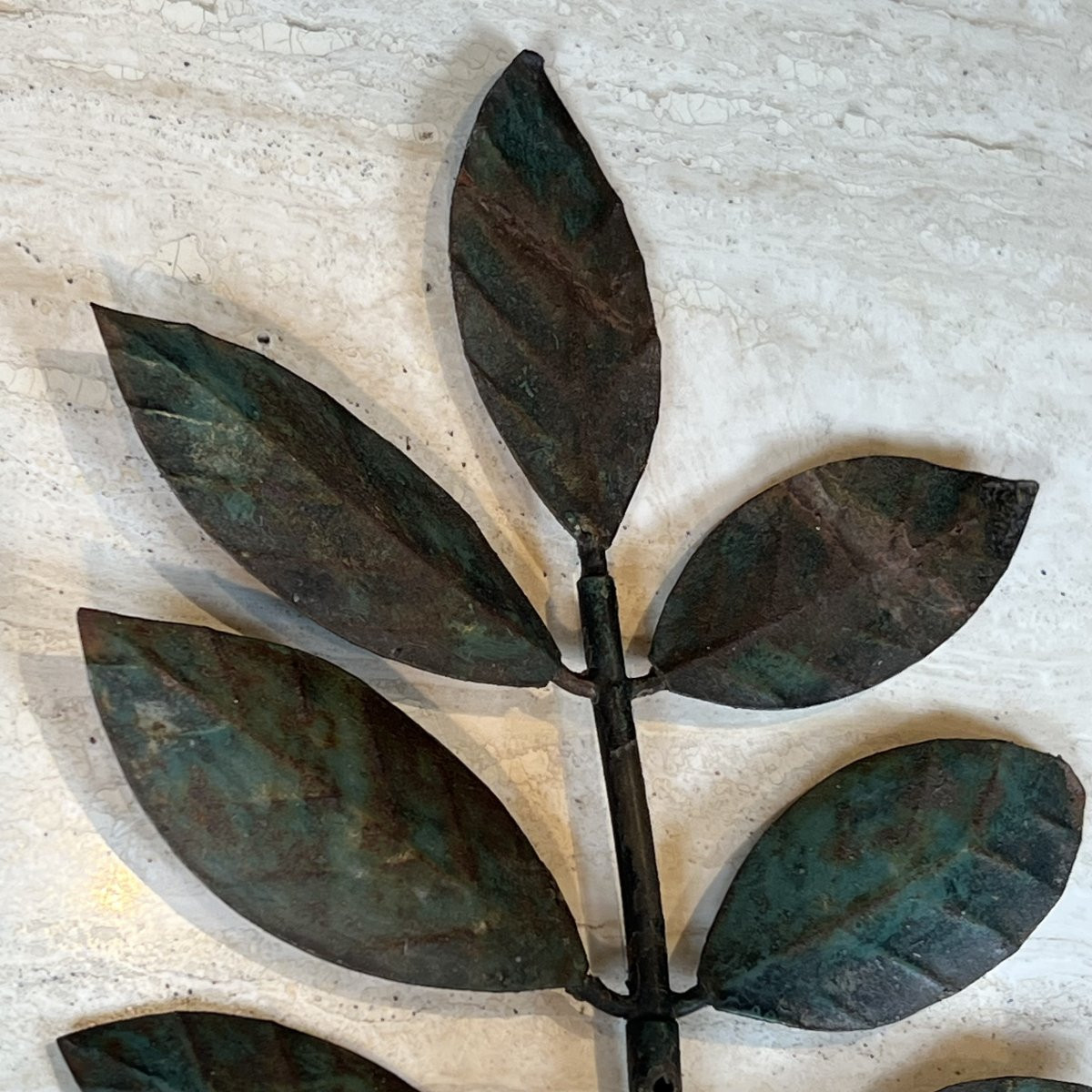 Paire d'appliques décoratives en métal patiné représentant des tournesols et feuillages. -photo-2
