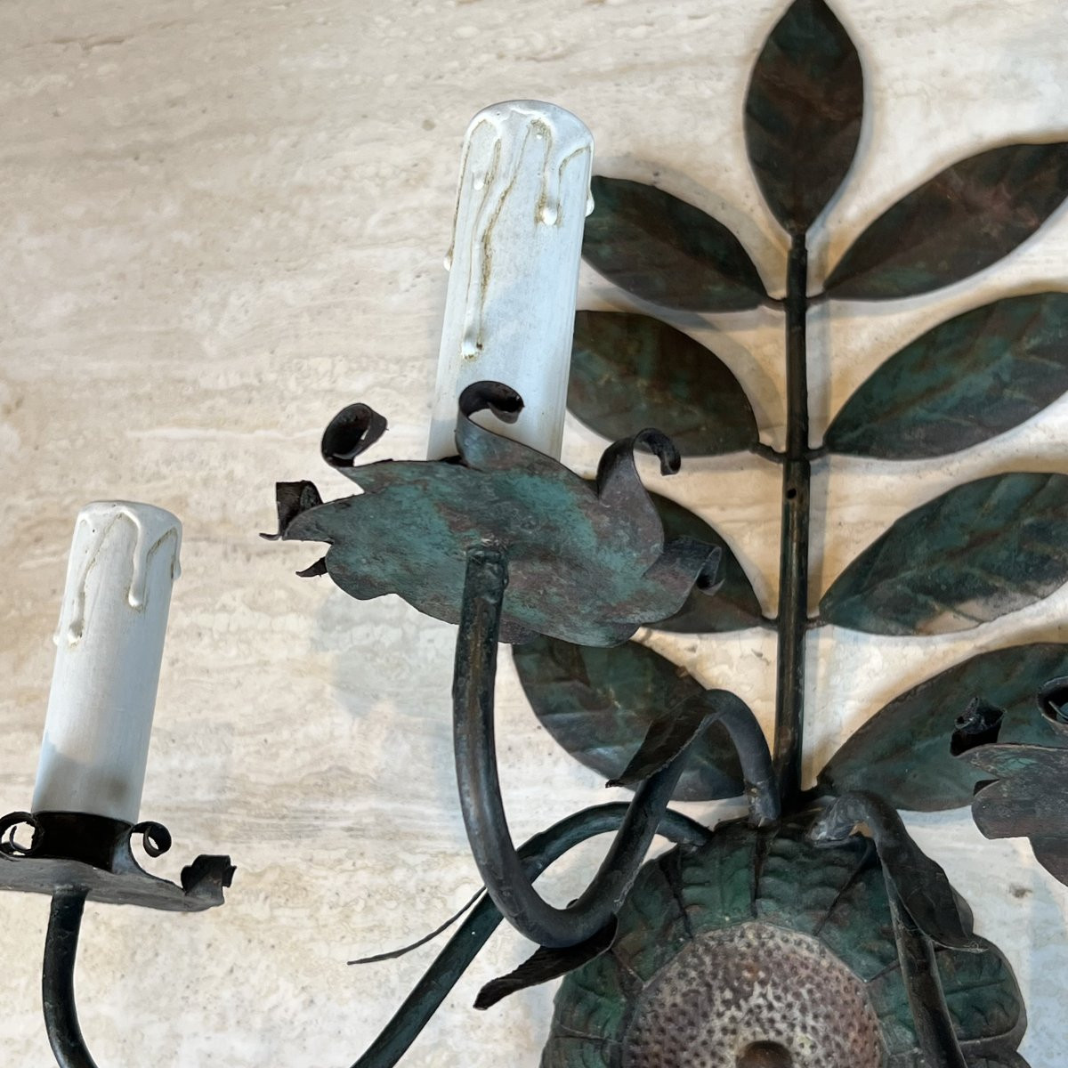 Paire d'appliques décoratives en métal patiné représentant des tournesols et feuillages. -photo-3