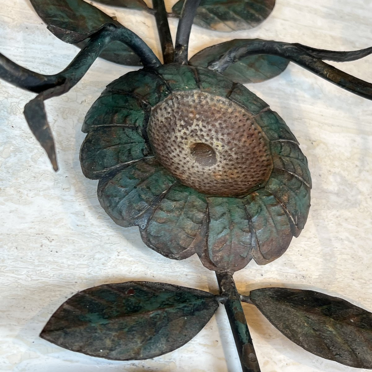 Paire d'appliques décoratives en métal patiné représentant des tournesols et feuillages. -photo-4