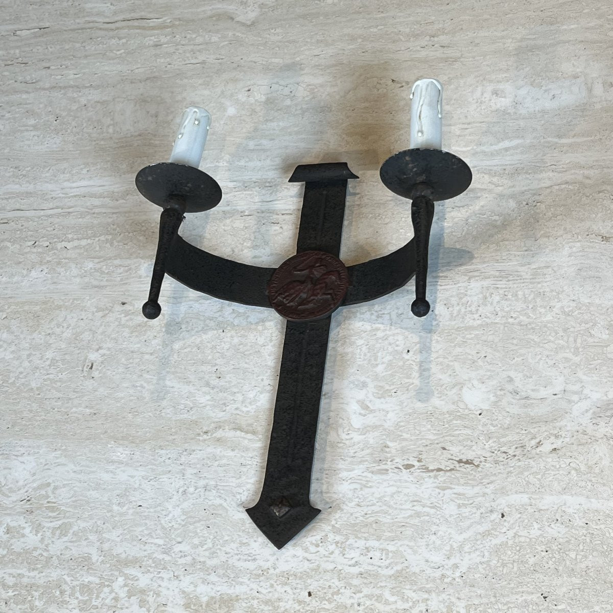 Paire d'appliques en fer forgé au blason à 2 bras de lumière comportant des armoiries -photo-2