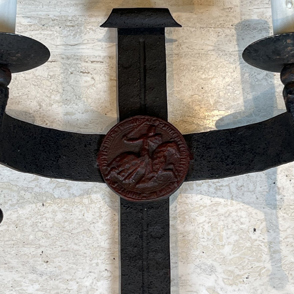 Paire d'appliques en fer forgé au blason à 2 bras de lumière comportant des armoiries -photo-4