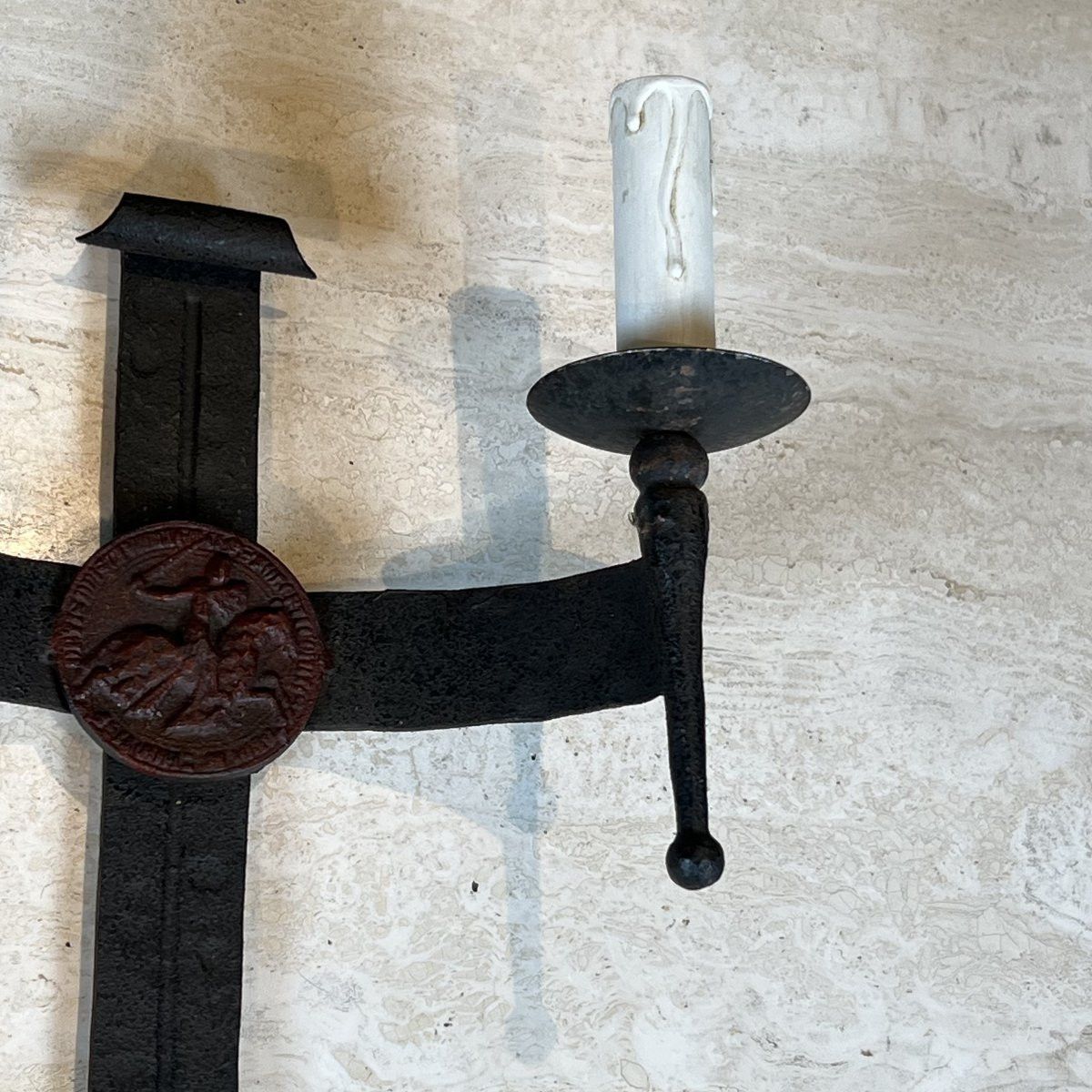 Paire d'appliques en fer forgé au blason à 2 bras de lumière comportant des armoiries -photo-5