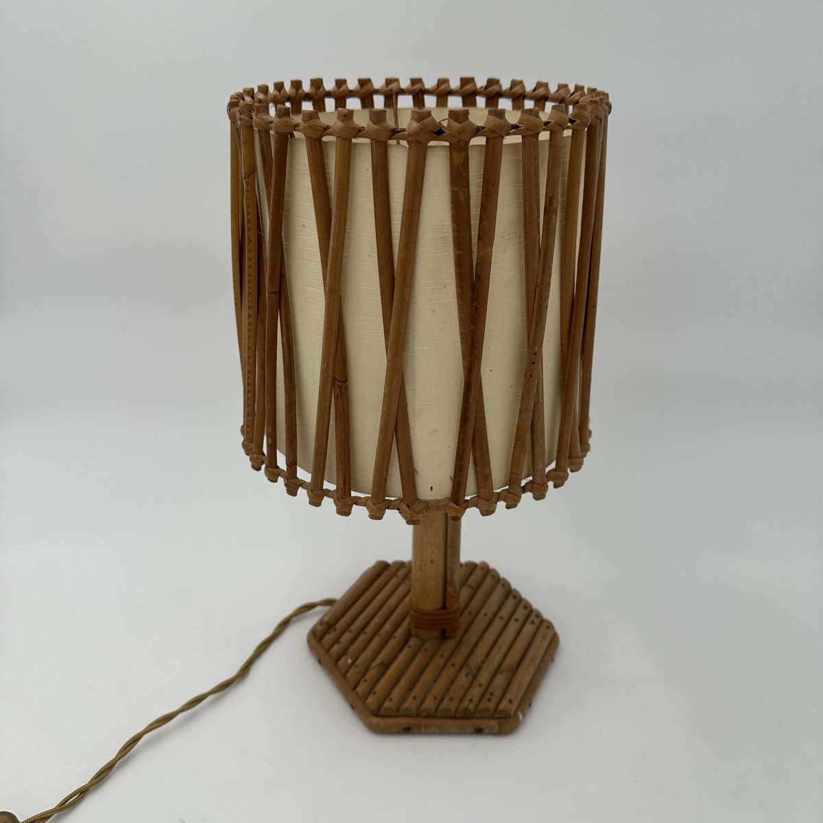Lampe de Table en Rotin à Abat-jour Croisillons, Attribuée à Louis Sognot, Années 1950.-photo-1
