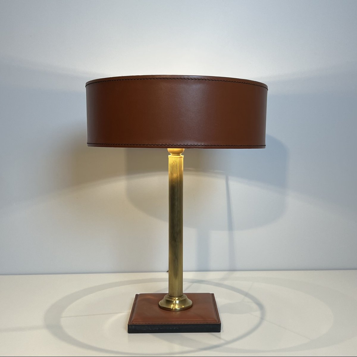 Lampe de Bureau en Cuir Marron Camel et Laiton Cannelé, dans le Goût de Jacques Adnet, Années 1-photo-2