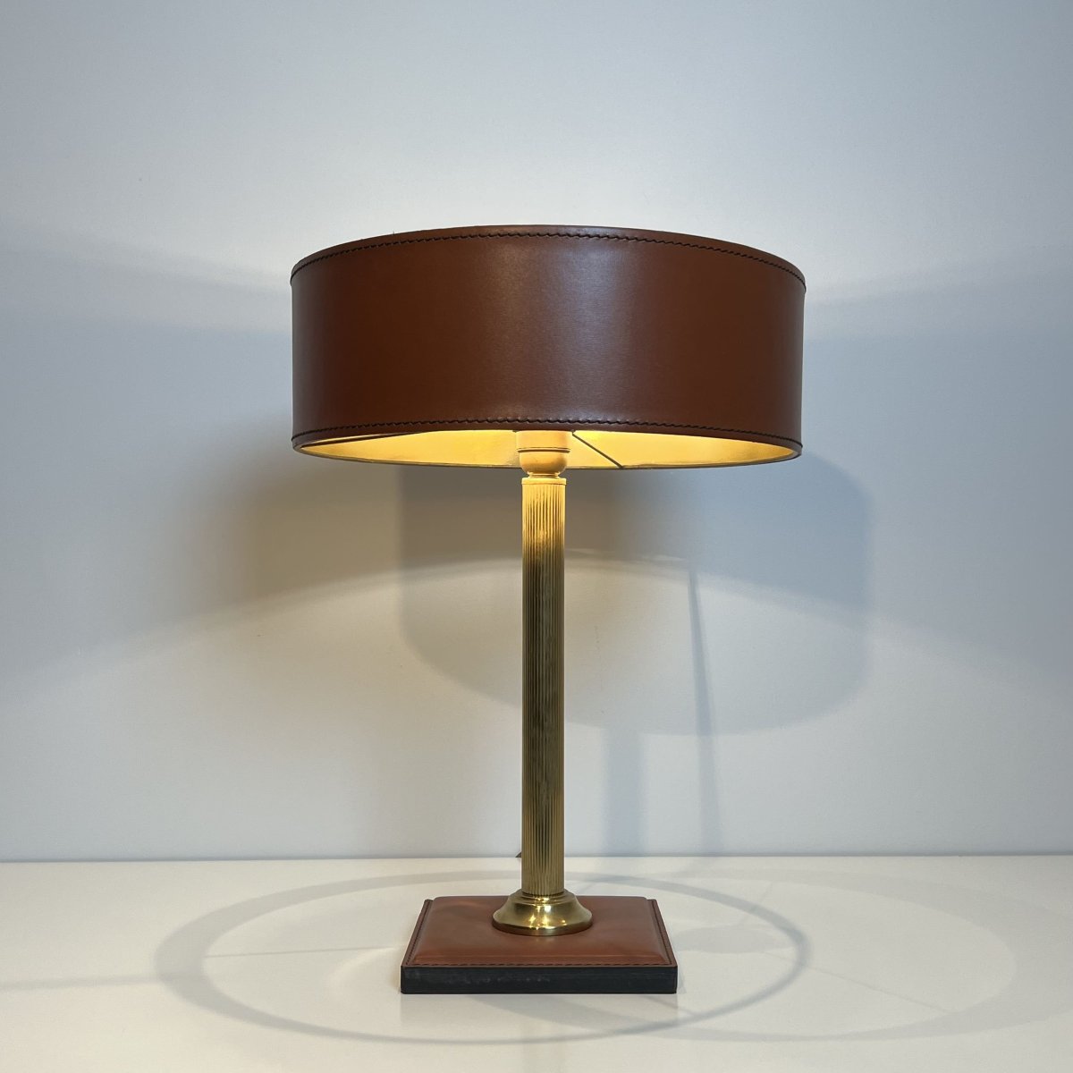 Lampe de Bureau en Cuir Marron Camel et Laiton Cannelé, dans le Goût de Jacques Adnet, Années 1-photo-4