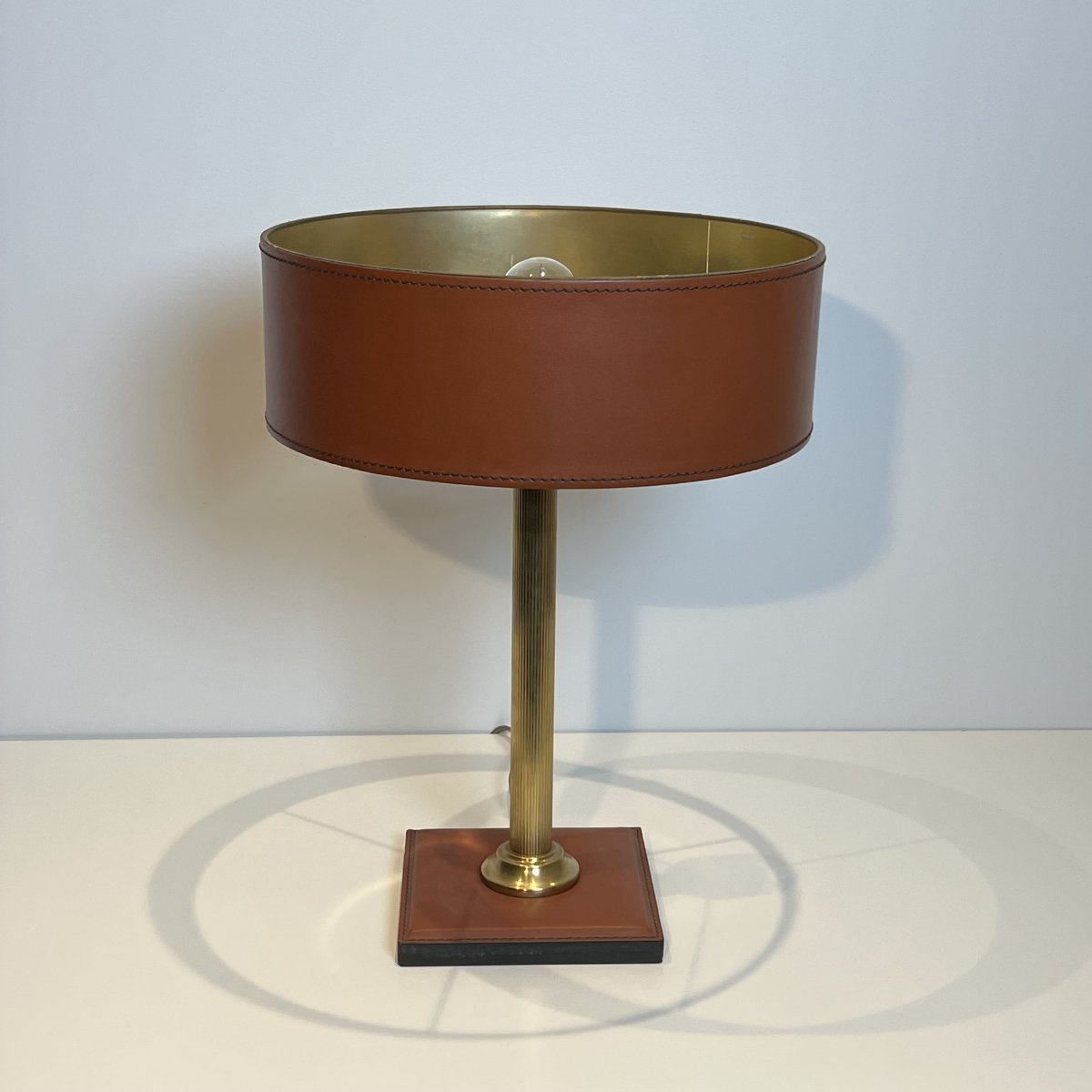 Lampe de Bureau en Cuir Marron Camel et Laiton Cannelé, dans le Goût de Jacques Adnet, Années 1-photo-1