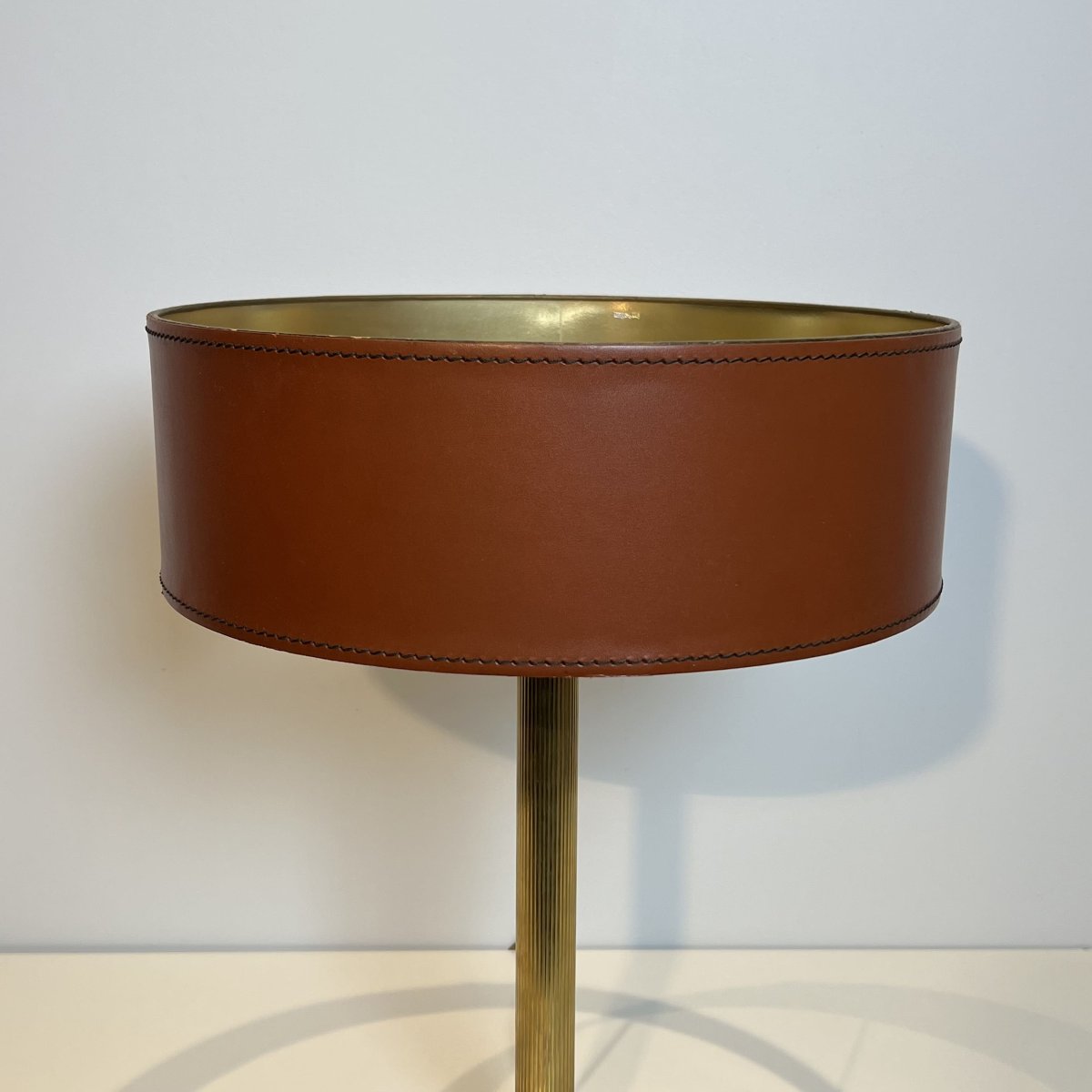 Lampe de Bureau en Cuir Marron Camel et Laiton Cannelé, dans le Goût de Jacques Adnet, Années 1-photo-2