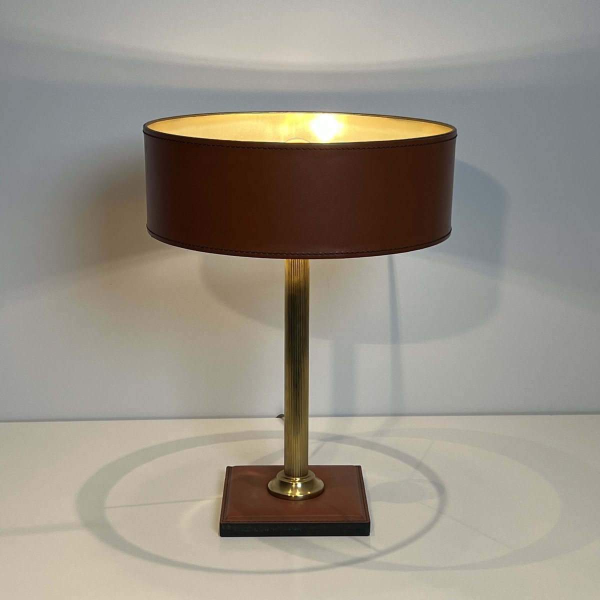Lampe de Bureau en Cuir Marron Camel et Laiton Cannelé, dans le Goût de Jacques Adnet, Années 1