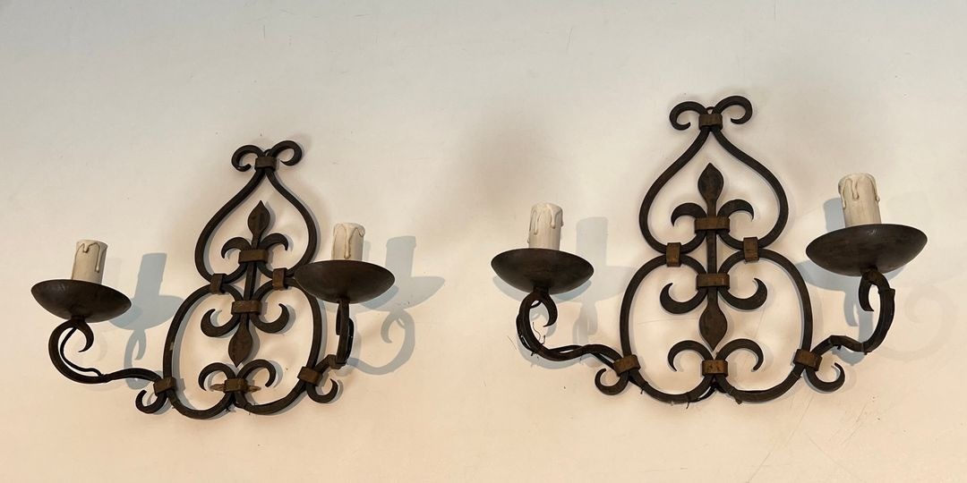 Paire d’Appliques en Fer Forgé à Deux Bras, Dossier à Volutes et Fleur-de-Lys-photo-1