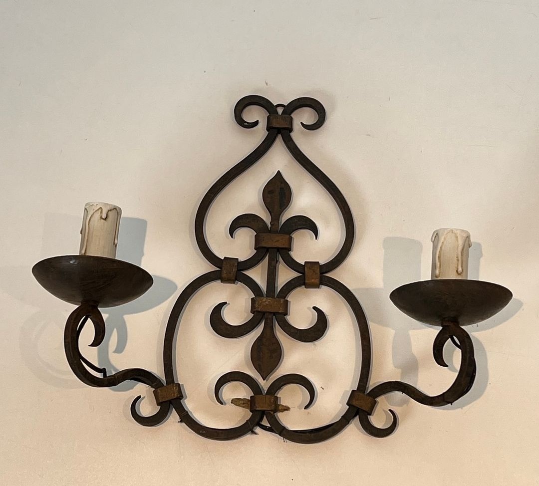 Paire d’Appliques en Fer Forgé à Deux Bras, Dossier à Volutes et Fleur-de-Lys-photo-2