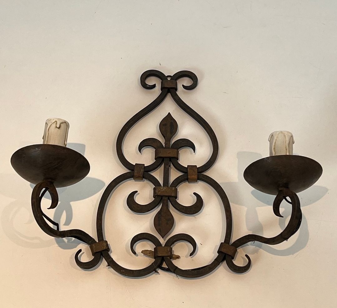 Paire d’Appliques en Fer Forgé à Deux Bras, Dossier à Volutes et Fleur-de-Lys-photo-3