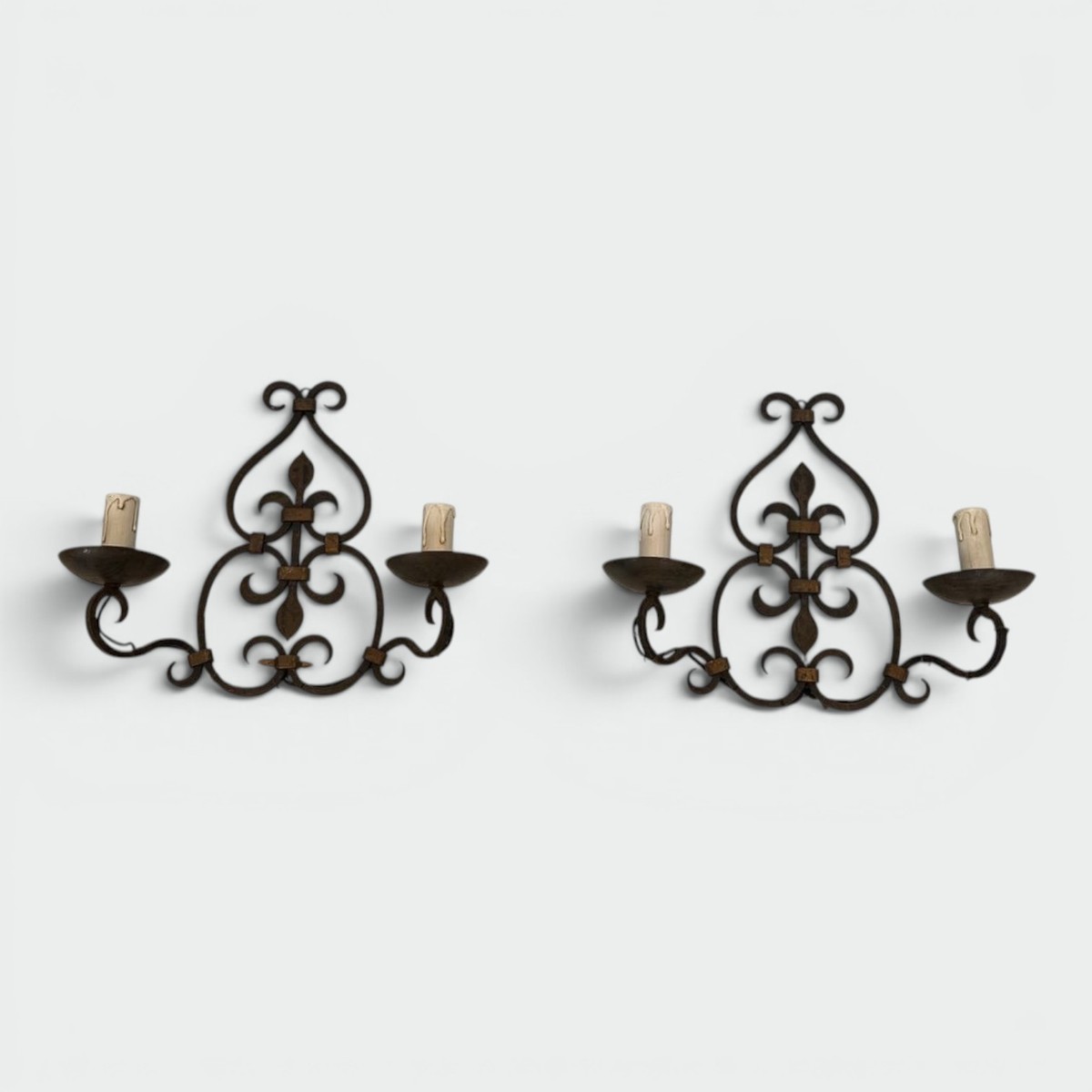Paire d’Appliques en Fer Forgé à Deux Bras, Dossier à Volutes et Fleur-de-Lys