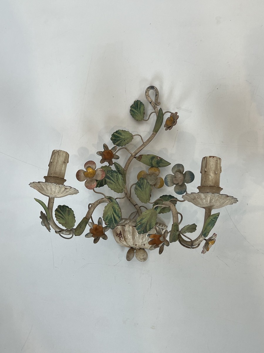 Paire d'Appliques au Panier Fleuri en Tôle Peinte. Travail Italien. Vers 1950-photo-1