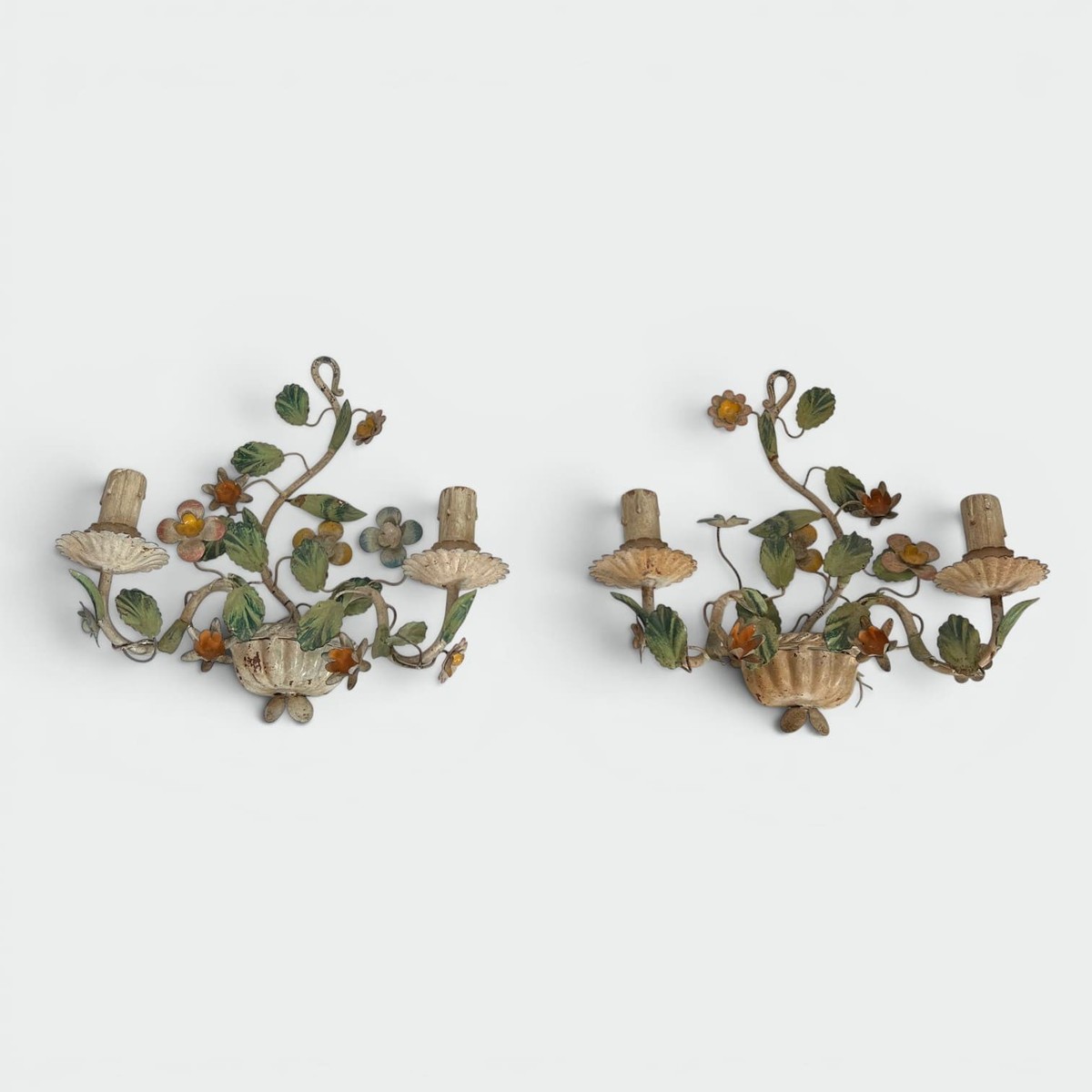 Paire d'Appliques au Panier Fleuri en Tôle Peinte. Travail Italien. Vers 1950