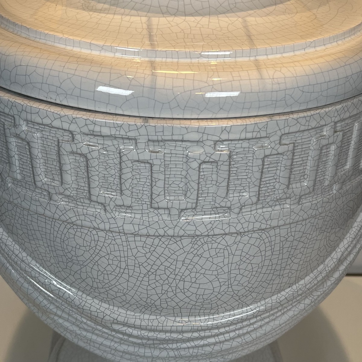 Large White Crackle-glazed Ceramic Urn Lamp With Drapery And A Greek Frieze. Neoclassical Style-photo-3