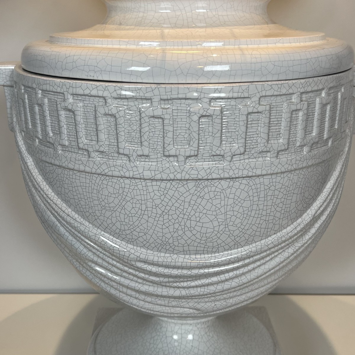 Large White Crackle-glazed Ceramic Urn Lamp With Drapery And A Greek Frieze. Neoclassical Style-photo-4