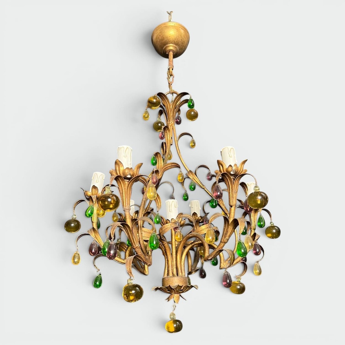 Lustre Cage en Métal Doré à Décor de Feuillage et Fruits en Verre Multicolore. Travail Italien.