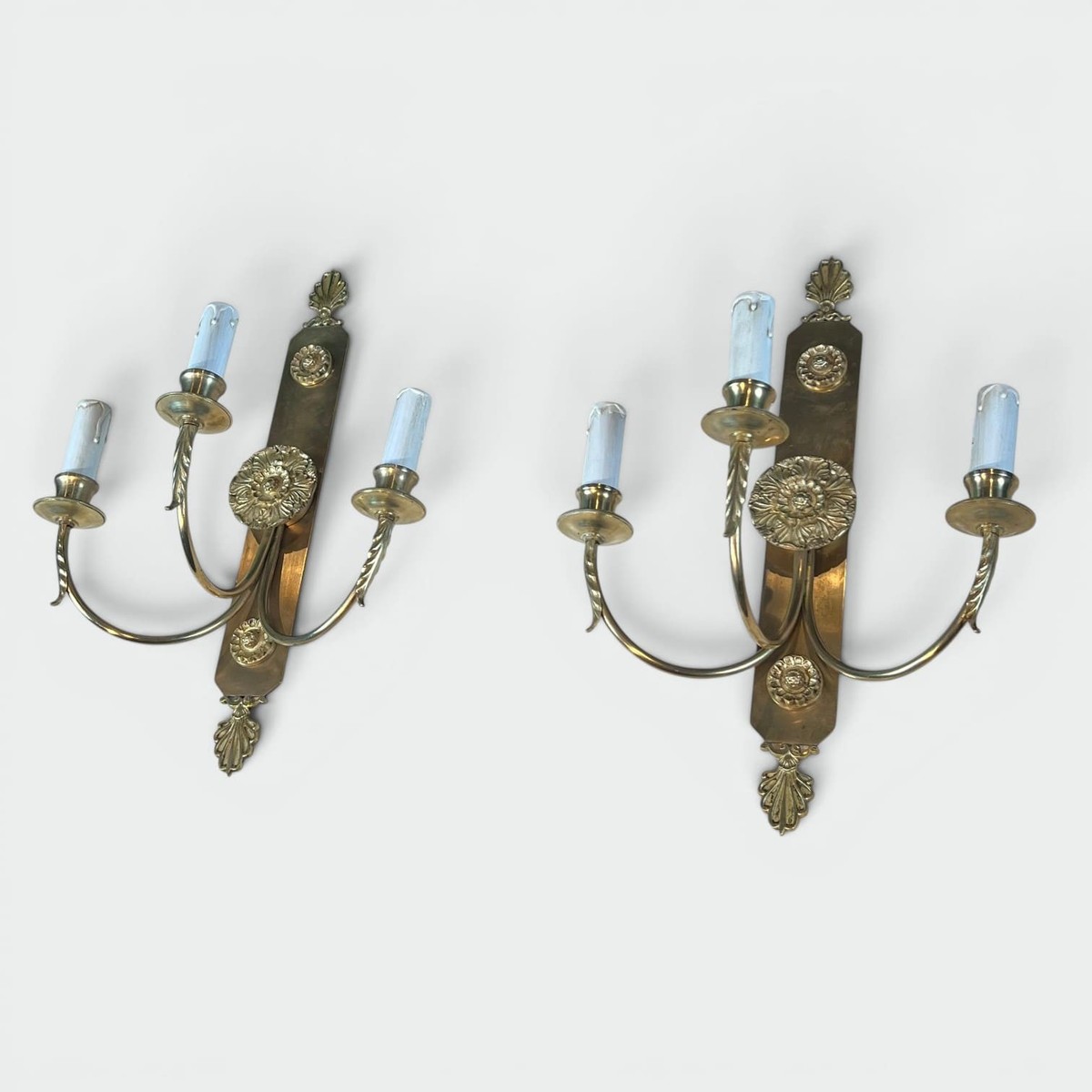 Paire d'Appliques Néoclassiques à Trois Bras de Lumière en Laiton à Décor de Rosaces et Palmett