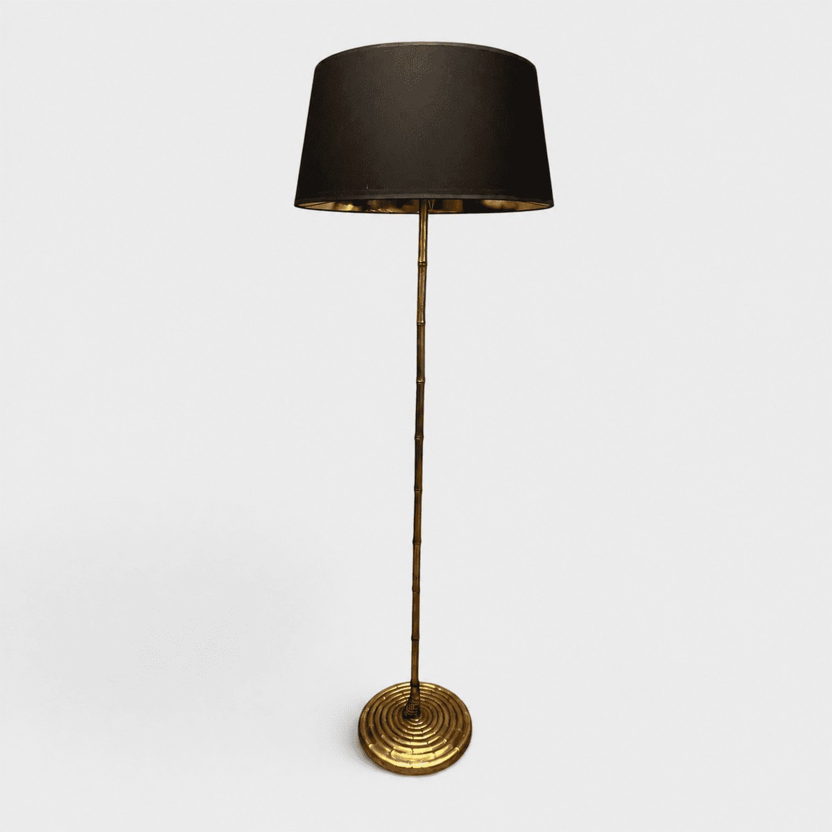 Lampadaire Faux Bambou en Bronze Doré. Base Circulaire. Travail Français Maison Baguès. Vers 19