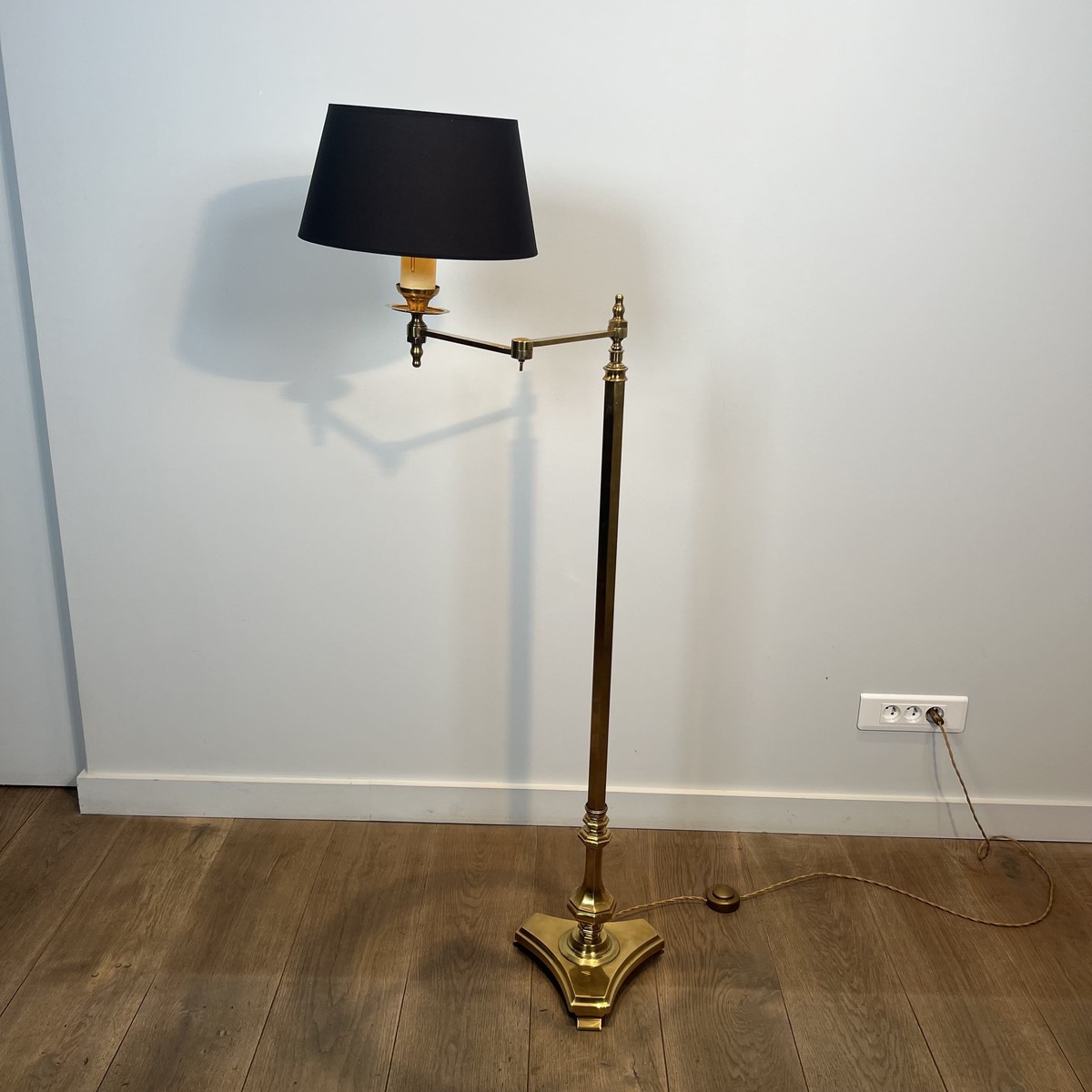 Lampadaire Liseuse à Bras Articulé en Laiton Doré et Base Triangulaire. Travail Français. Vers -photo-2