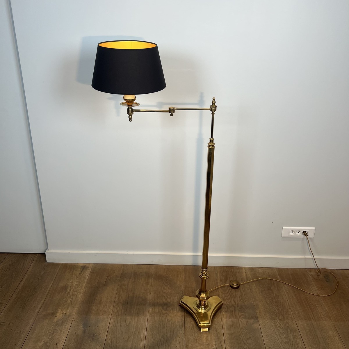 Lampadaire Liseuse à Bras Articulé en Laiton Doré et Base Triangulaire. Travail Français. Vers -photo-3