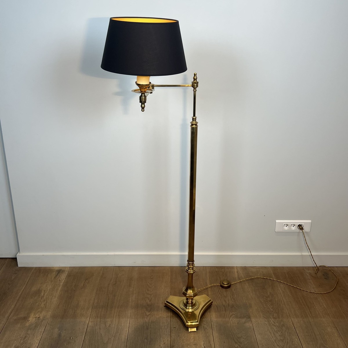 Lampadaire Liseuse à Bras Articulé en Laiton Doré et Base Triangulaire. Travail Français. Vers -photo-1