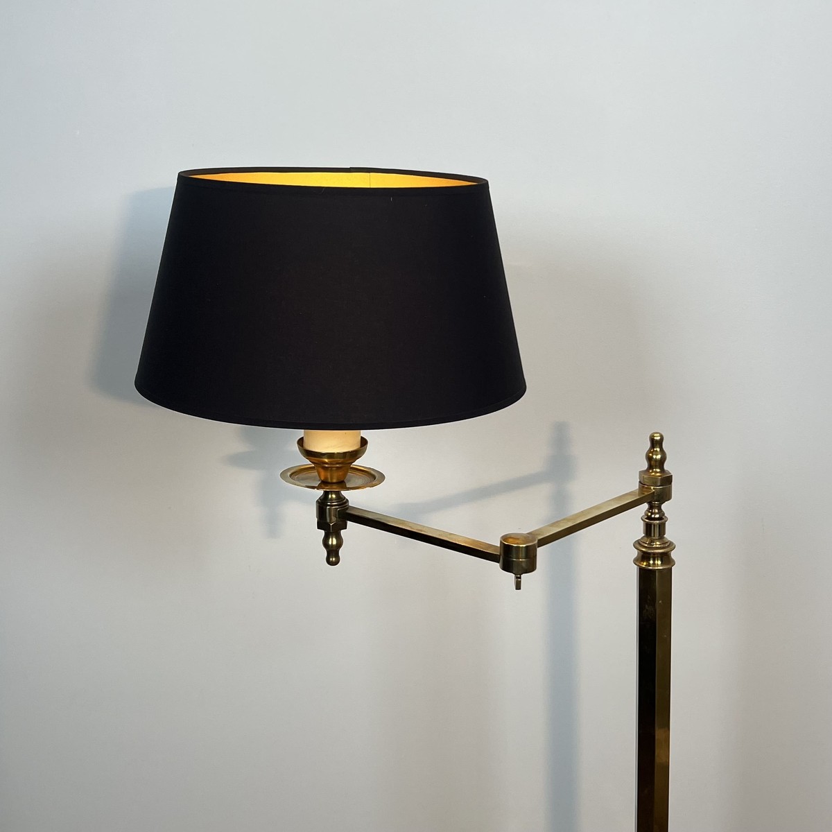Lampadaire Liseuse à Bras Articulé en Laiton Doré et Base Triangulaire. Travail Français. Vers -photo-2