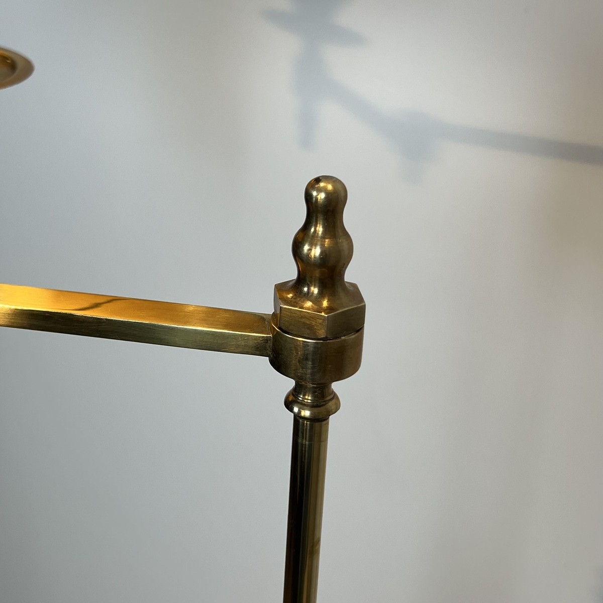 Lampadaire Liseuse à Bras Articulé en Laiton Doré et Base Triangulaire. Travail Français. Vers -photo-3