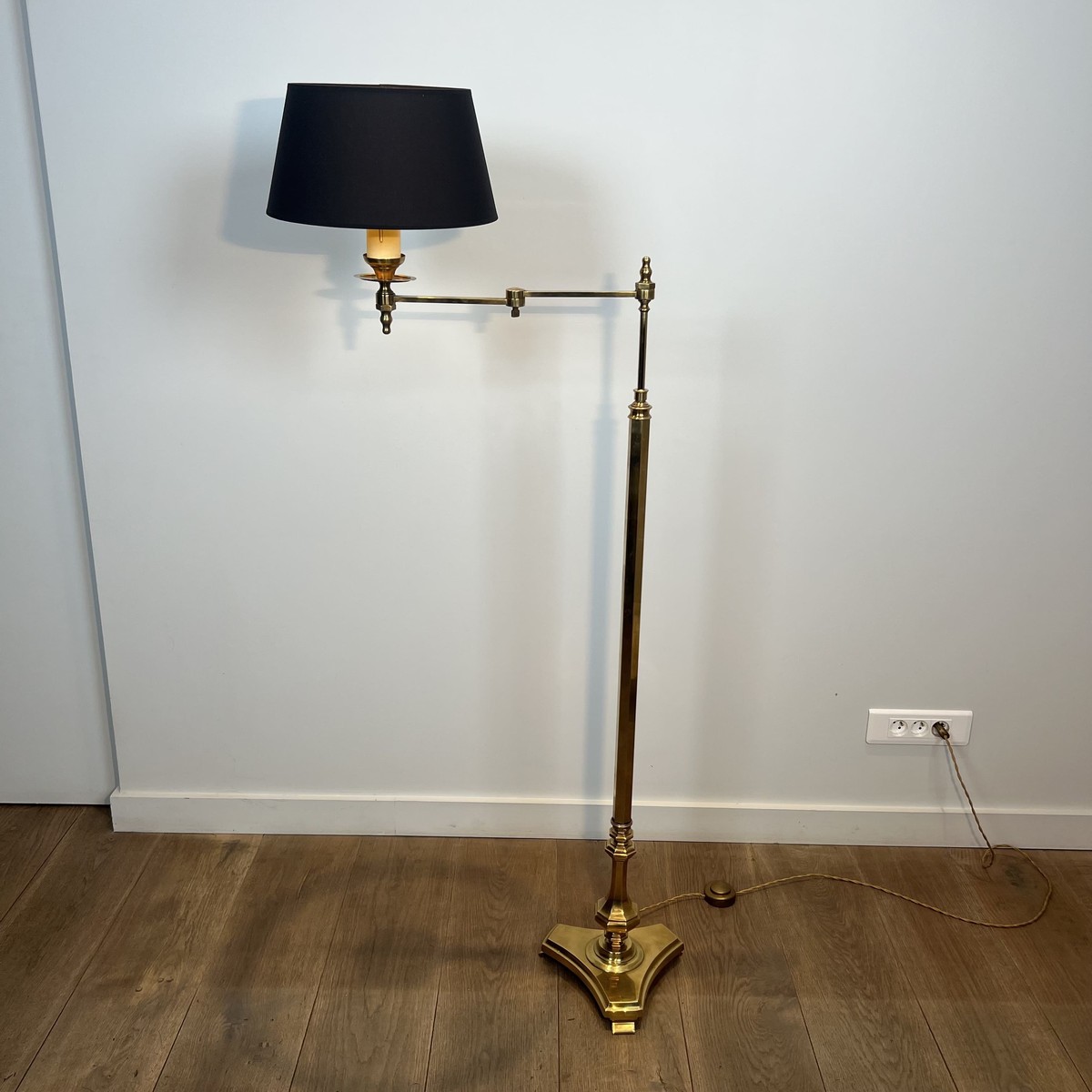 Lampadaire Liseuse à Bras Articulé en Laiton Doré et Base Triangulaire. Travail Français. Vers -photo-7