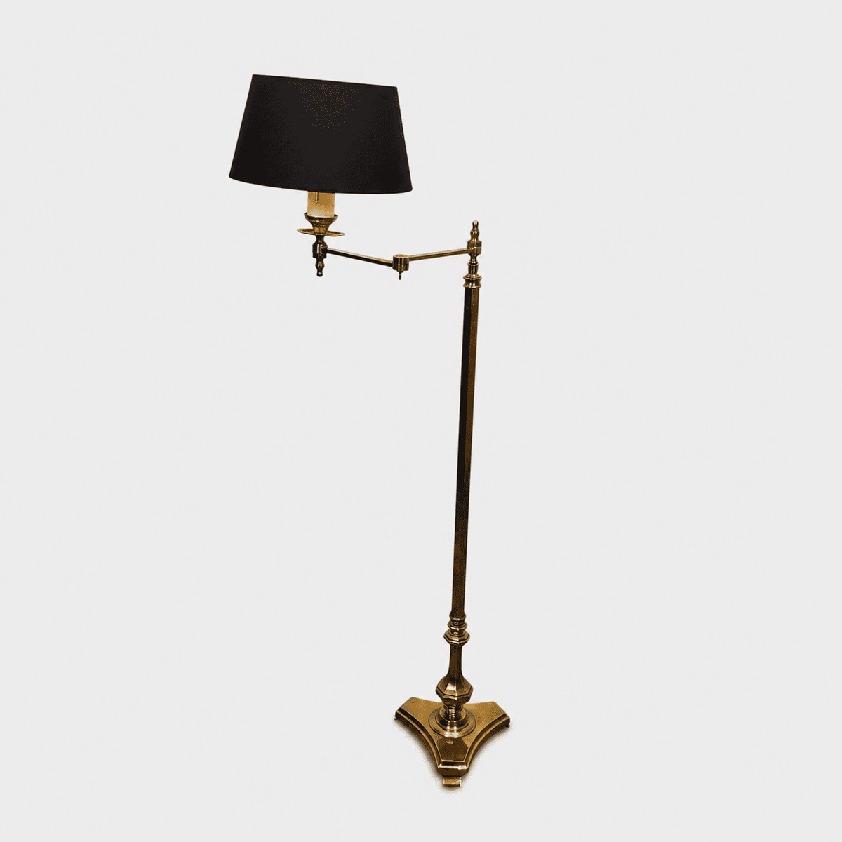 Lampadaire Liseuse à Bras Articulé en Laiton Doré et Base Triangulaire. Travail Français. Vers 