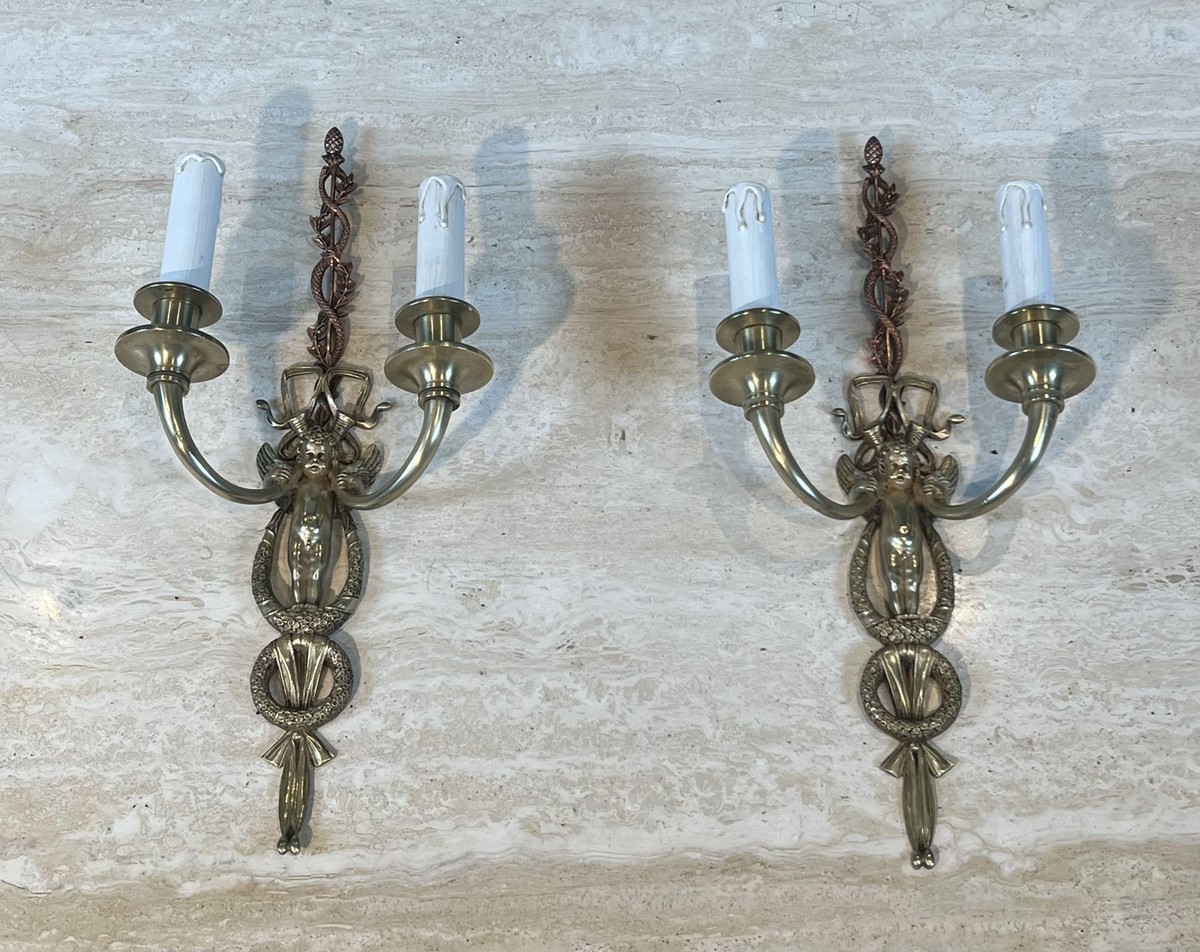 Paire d'Appliques Néoclassiques à Deux Bras de Lumière en Laiton et Cuivre Figurant un Angelot.-photo-2