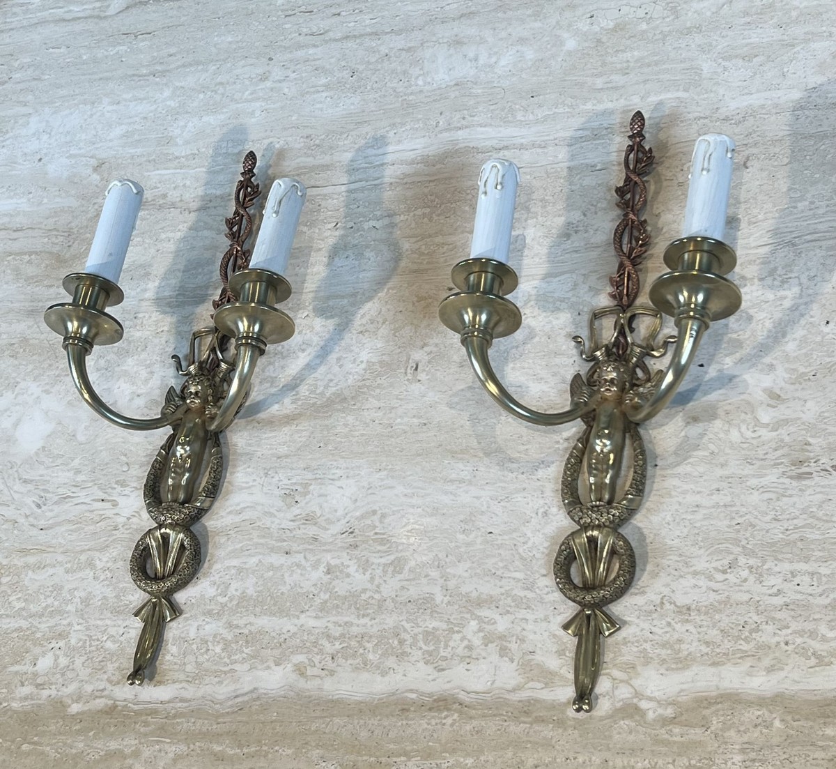 Paire d'Appliques Néoclassiques à Deux Bras de Lumière en Laiton et Cuivre Figurant un Angelot.-photo-3