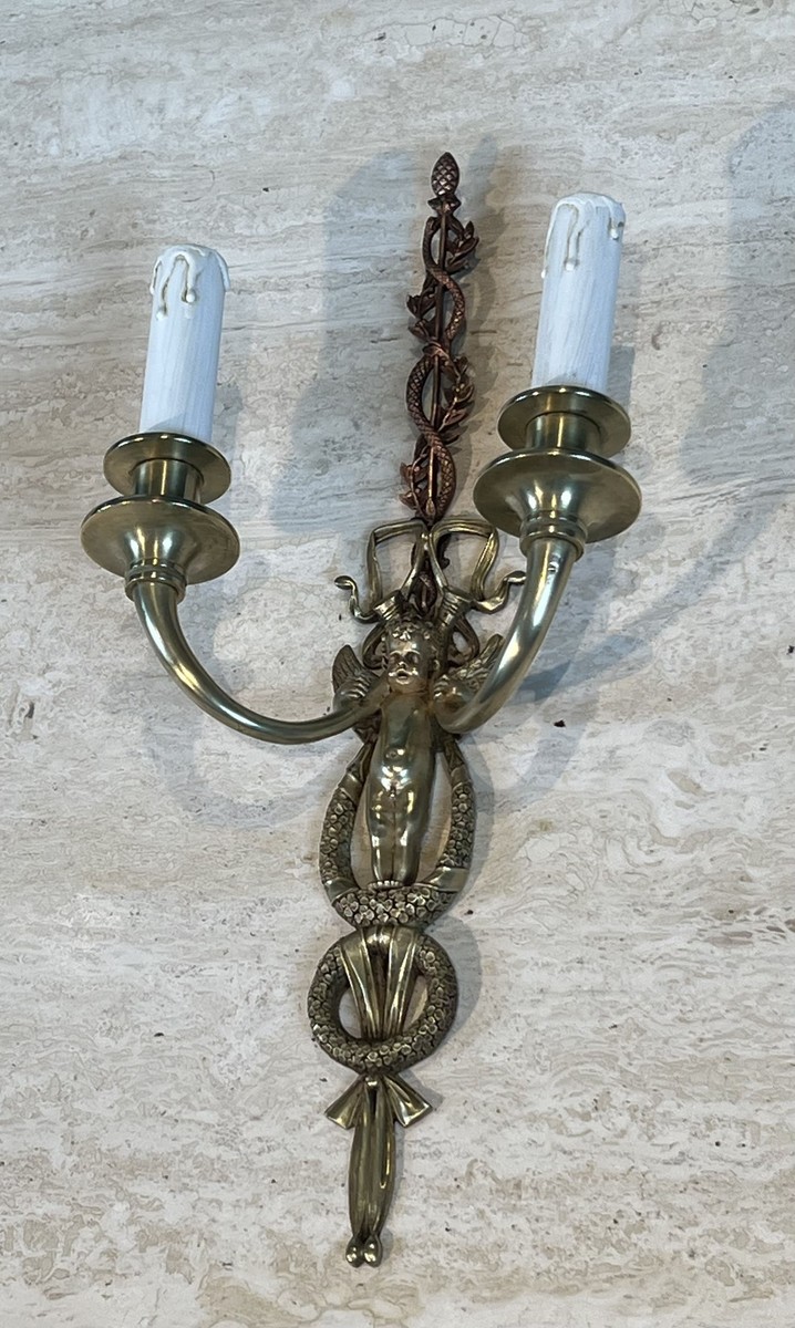 Paire d'Appliques Néoclassiques à Deux Bras de Lumière en Laiton et Cuivre Figurant un Angelot.-photo-1