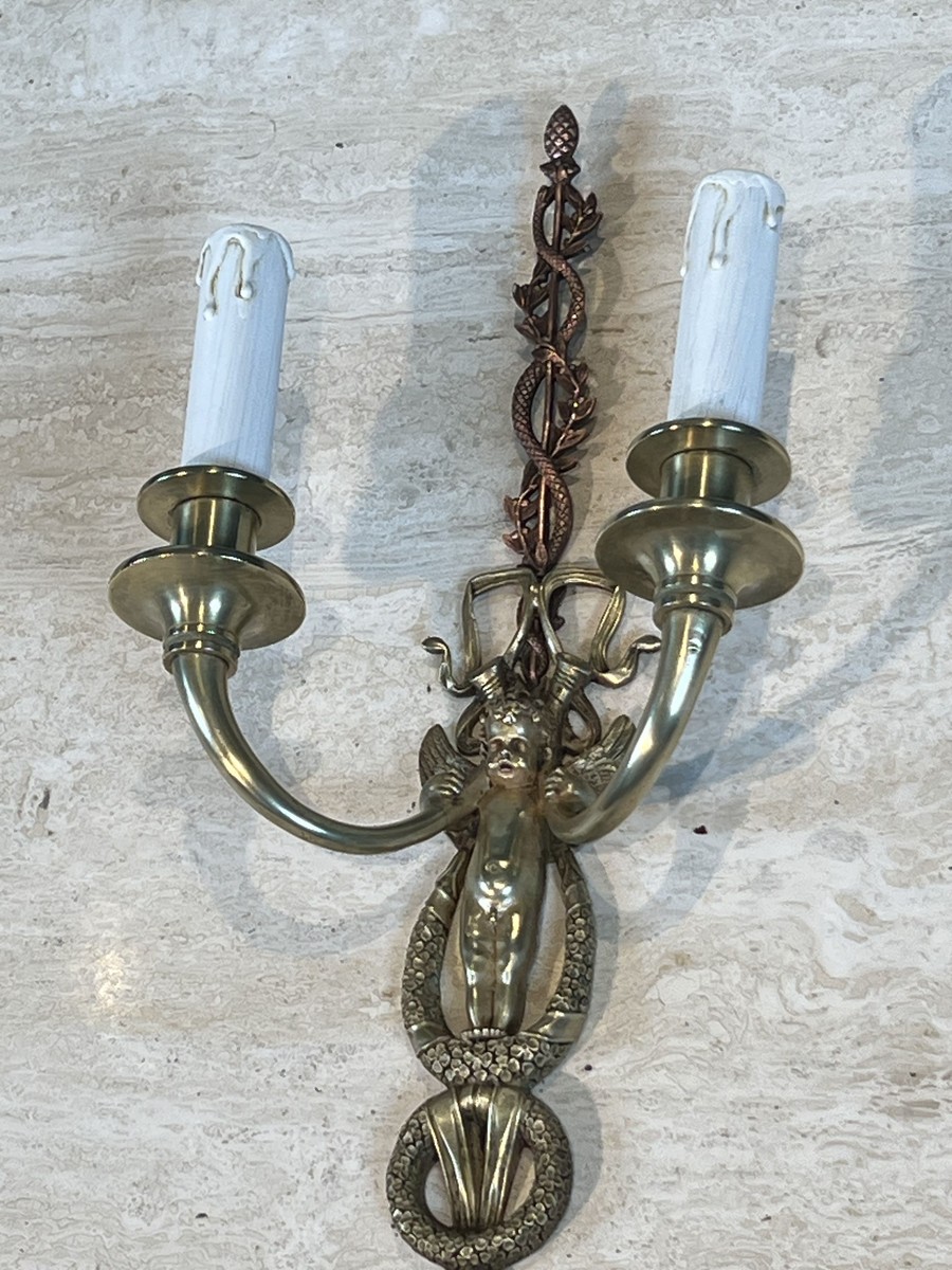 Paire d'Appliques Néoclassiques à Deux Bras de Lumière en Laiton et Cuivre Figurant un Angelot.-photo-2