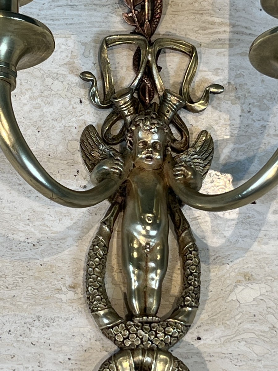 Paire d'Appliques Néoclassiques à Deux Bras de Lumière en Laiton et Cuivre Figurant un Angelot.-photo-4