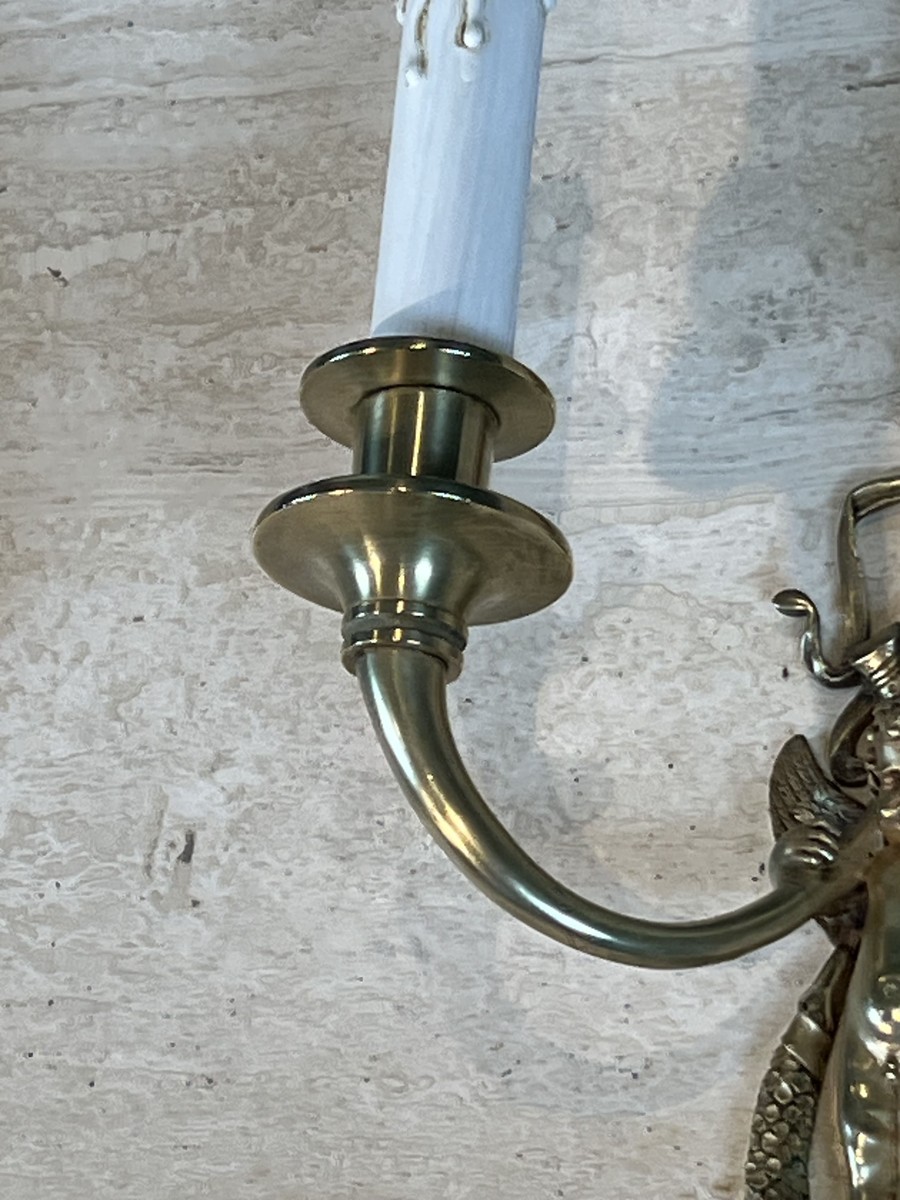 Paire d'Appliques Néoclassiques à Deux Bras de Lumière en Laiton et Cuivre Figurant un Angelot.-photo-6